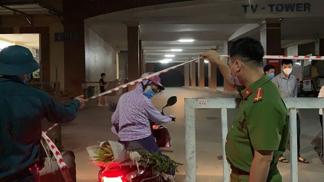 8 giờ tối 7/8, lực lượng chức năng tiến hành phong tỏa 2 tòa chung cư Tân Việt (xã Đức Thượng, H.Hoài Đức, Hà Nội) vì một cư dân tại đây nghi nhiễm Covid-19. Ảnh: internet.
