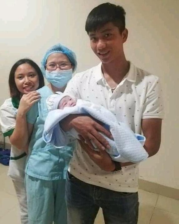Văn Đức nở nụ cười rạng rỡ khi đón bé Dâu Tây chào đời. Ảnh: internet.