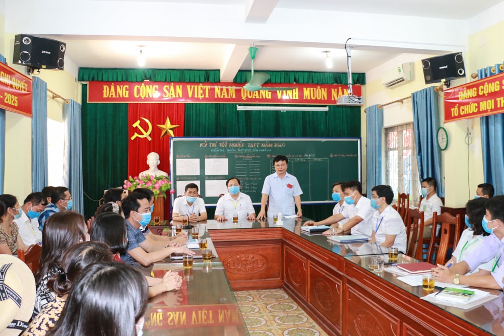 Đoàn Thanh tra Bộ GD&ĐT kiểm tra các điểm thi tại tỉnh Nghệ An. Ảnh: internet.