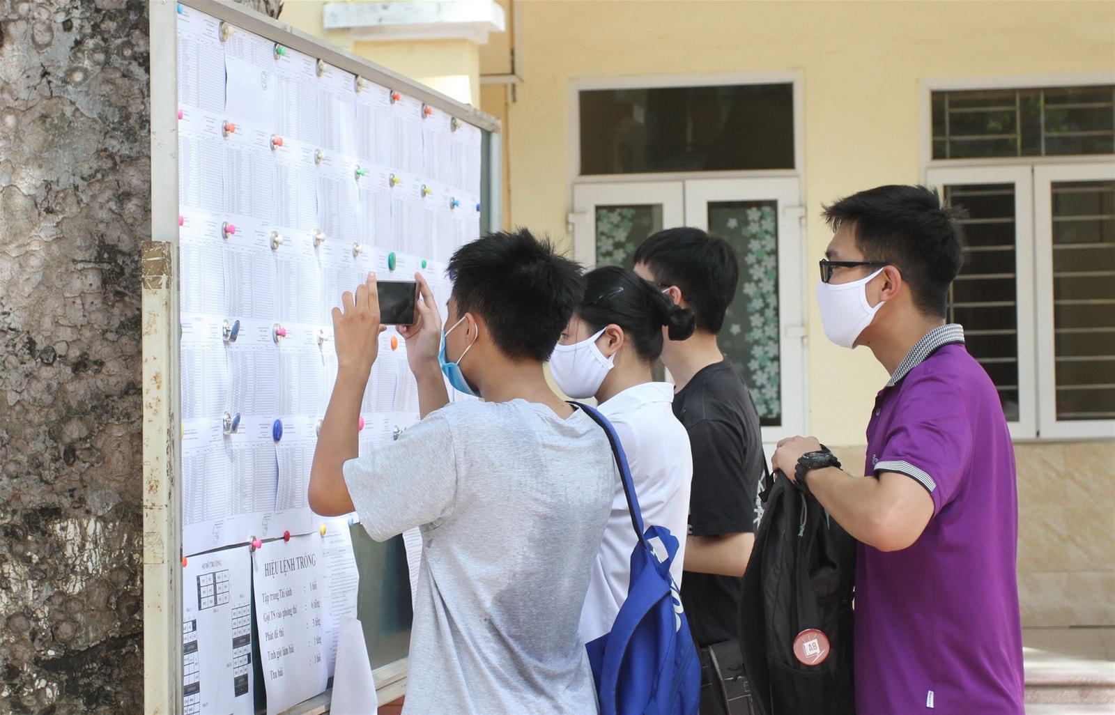 Hình ảnh thí sinh xem số báo danh và phòng thi. Ảnh: internet.