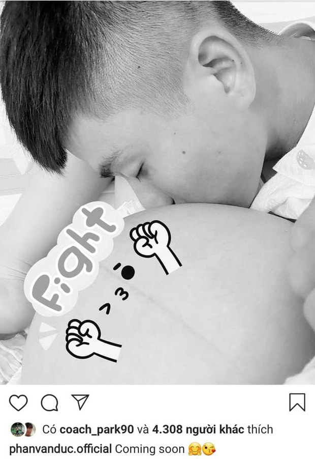 Trước đó Văn Đức liên tục động viên vợ chuẩn bị vượt cạn hạ sinh bé gái đầu lòng. Ảnh: internet.