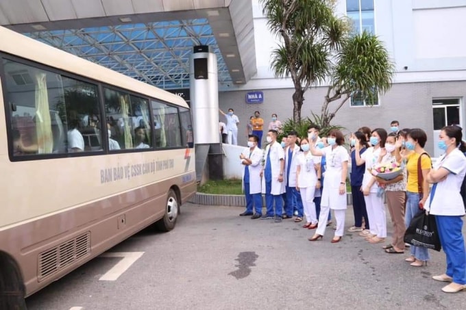 Đoàn 38 bác sĩ, điều dưỡng quê hương Đất Tổ lên đường chi viện cho Quảng Nam.