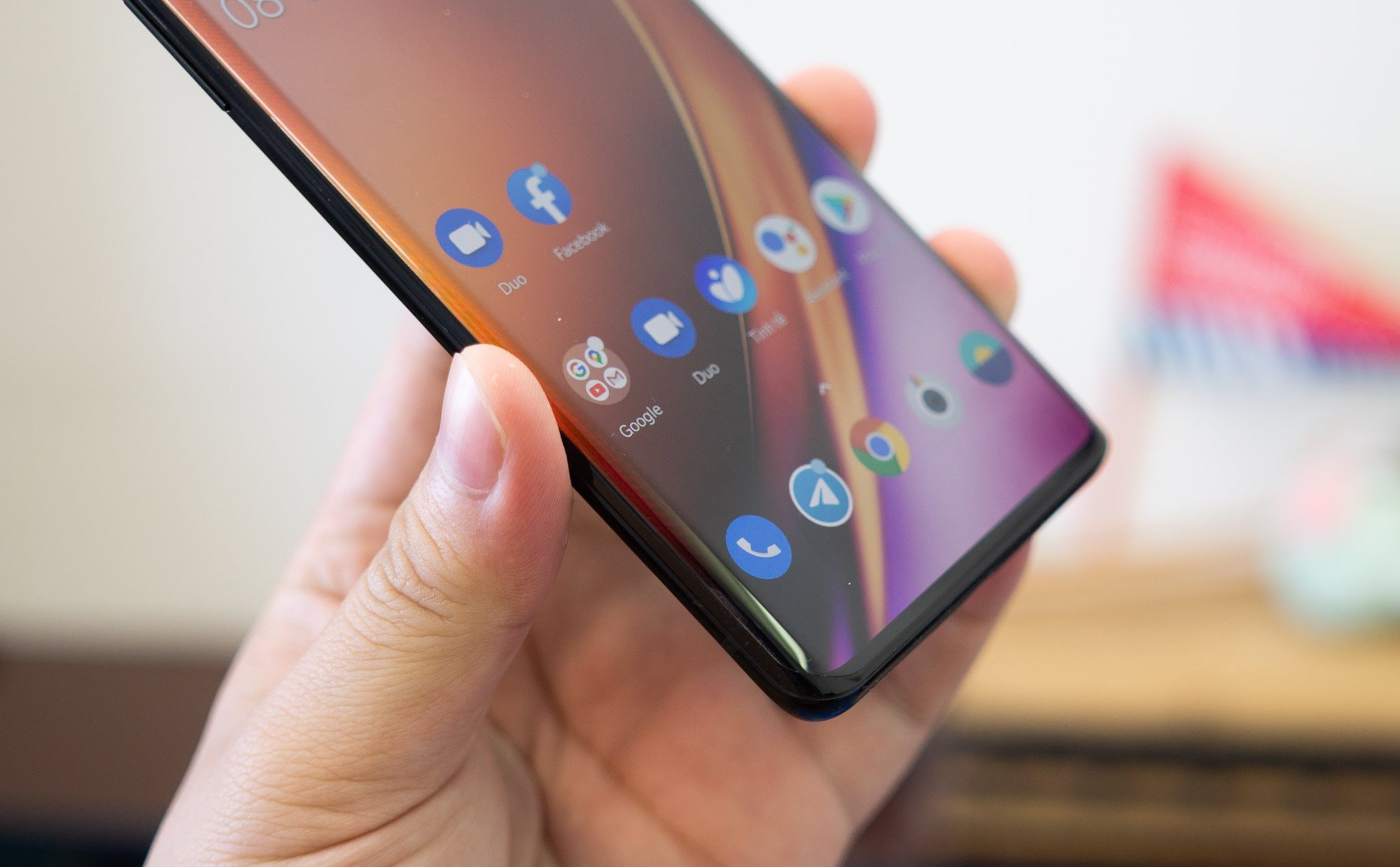 dien-thoai-oneplus-bi-cai-facebook-mac-dinh
