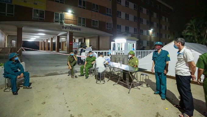 Phong tỏa khu vực, kiểm soát chặt chẽ việc ra vào chung cư Tân Việt do có bệnh nhân mắc Covid-19, phòng chống dịch bệnh lây lan. Ảnh: TL