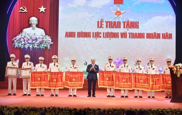 Thủ tướng Nguyễn Xuân Phúc trao danh hiệu “Anh hùng Lực lượng vũ trang nhân dân” cho các cán bộ, chiến sĩ CAND. Ảnh: VGP