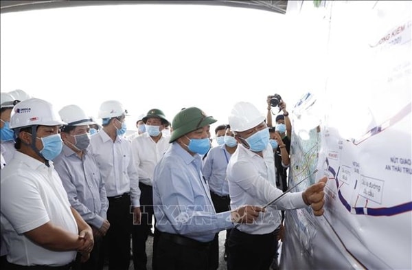 Thủ tướng Nguyễn Xuân Phúc kiểm tra tiến độ Dự án cao tốc Trung Lương - Mỹ Thuận, ngày 31/7/2020. Ảnh: TTXVN