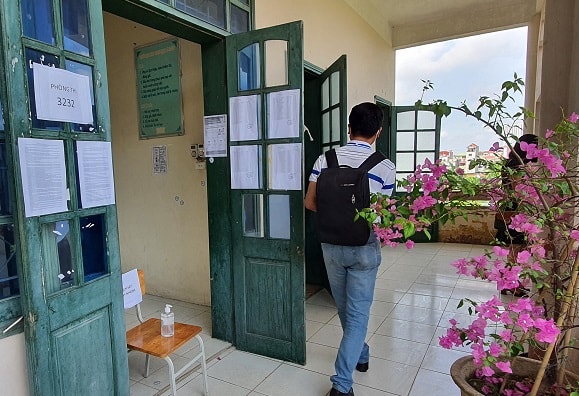Trước mỗi phòng thi, đều bố trí chai nước rửa khuẩn để phục vụ thí sinh (ảnh TL).