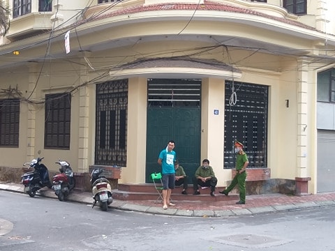 Vẫn còn tình trạng đeo khẩu trang không đúng quy định (ảnh Minh Triết).
