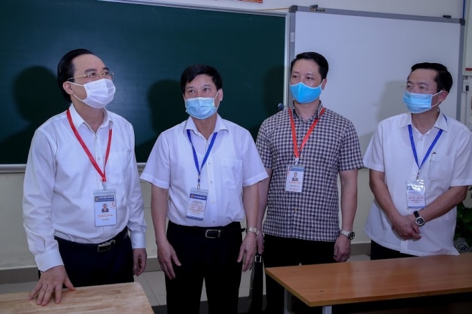 Bộ trưởng Phùng Xuân Nhạ đi kiểm tra công tác thi tại Hà Nội (ảnh TL).