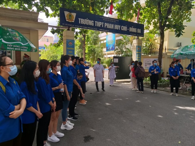 Đội sinh viên tình nguyện sẽ túc trực trước địa điểm thi suốt 3 ngày thi để hỗ trợ thí sinh (ảnh Minh Triết).