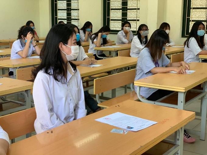 Trong phòng thi, chỗ ngồi được bố trí giãn cách phù hợp với công tác phòng dịch (ảnh Minh Triết).