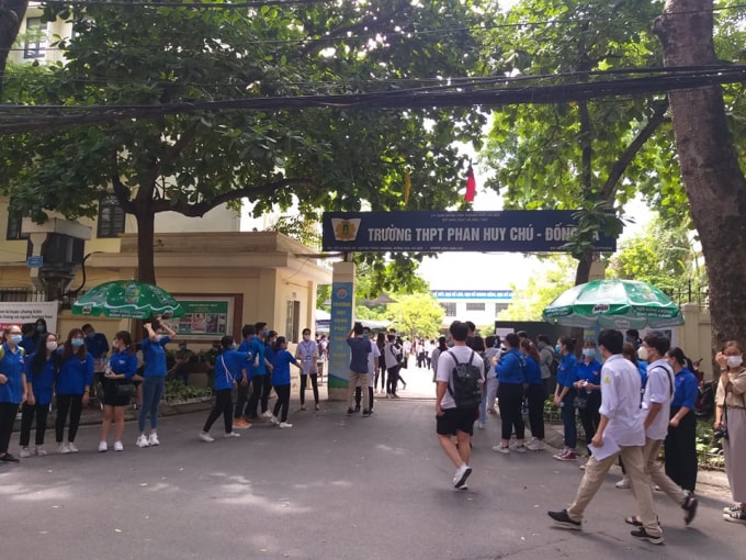 Đội thanh niên tình nguyện hỗ trợ công tác rửa tay, sát khuẩn trước khu vực thi (ảnh Minh Triết).