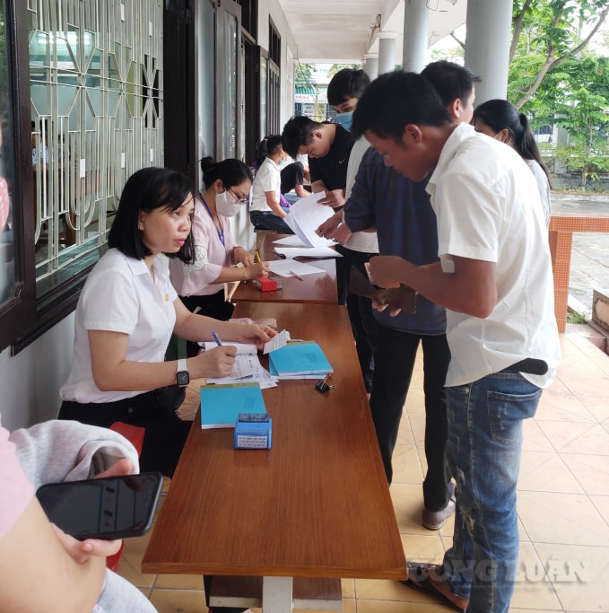 Học viên tập trung rất đông để nộp tiền thi sát hạch, không chịu đeo khẩu trang, cán bộ cũng quên đeo (Ảnh: Cái Văn Long).