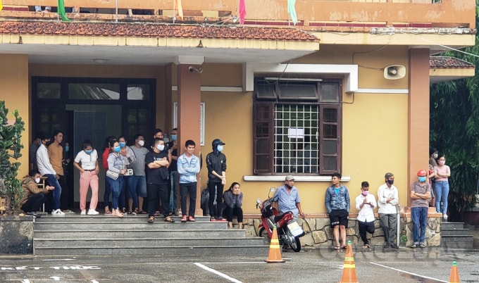 Rất đông học viên tham gia thi sát hạch, bất chấp chỉ đạo của ông Phan Ngọc Thọ, Chủ tịch UBND tỉnh Thừa Thiên Huế (Ảnh: Cái Văn Long).