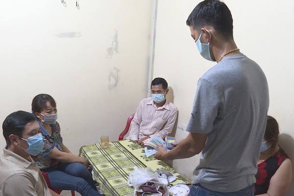 Các đối tượng cùng tang vật được lực lượng chức năng thu giữ.
