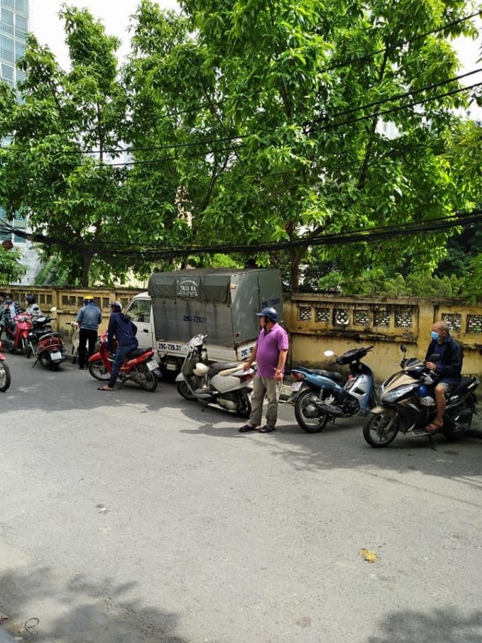 Nhiệt độ ngoài trời khá nắng, nhưng các phụ huynh vẫn kiễn nhẫn đứng ngoài điểm thi chờ đợi.