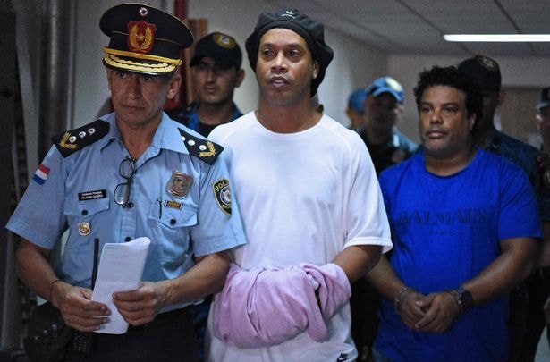Hồi tháng 3, Ronaldinho bị giới chức Paraguay bắt giữ. Ảnh: internet.