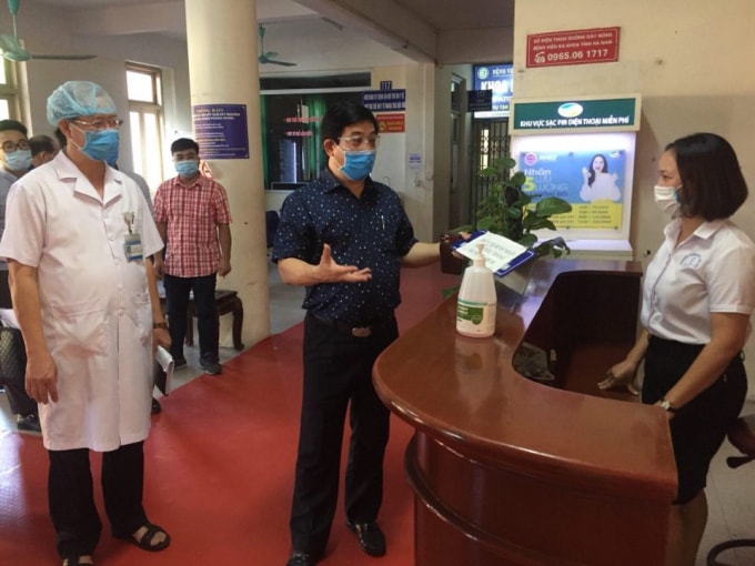 Trưởng đoàn kiểm tra số 1 của Bộ Y tế kiểm tra công tác phòng chống dịch COVID-9 tại Bệnh viện đa khoa tỉnh Hà Nam. Ảnh: TL
