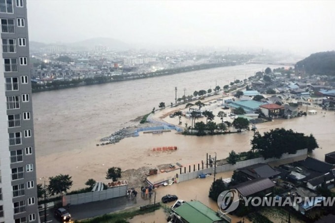 Làng ở Namwon, tỉnh Jeolla Nam bị ngập do nước suối tràn bờ hôm 8/8. Ảnh: Yonhap.