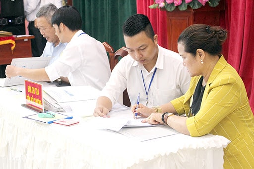 Người dân ký nhận tiền bồi thường, giải phóng mặt bằng trong đợt chi trả đầu tiên vào ngày 18/5/2020. Ảnh: H. Lộc.