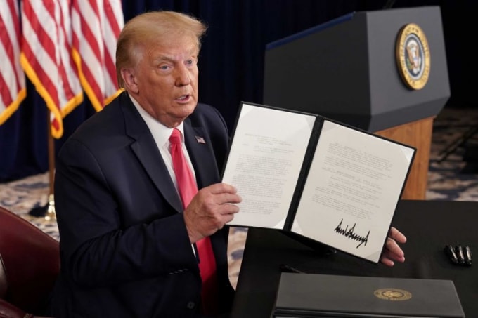 Tổng thống Trump đã ký sắc lệnh về cứu trợ Covid-19 cho người Mỹ - Ảnh: Reuters