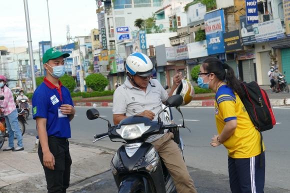 Phụ huynh đưa con đến điểm thi từ rất sớm.