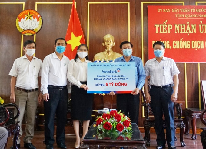 Đại diện VietinBank (thứ 3 từ trái qua) trao tặng biển tượng trưng số tiền 5 tỷ đồng cho TP. Đà Nẵng phòng, chống dịch COVID-19