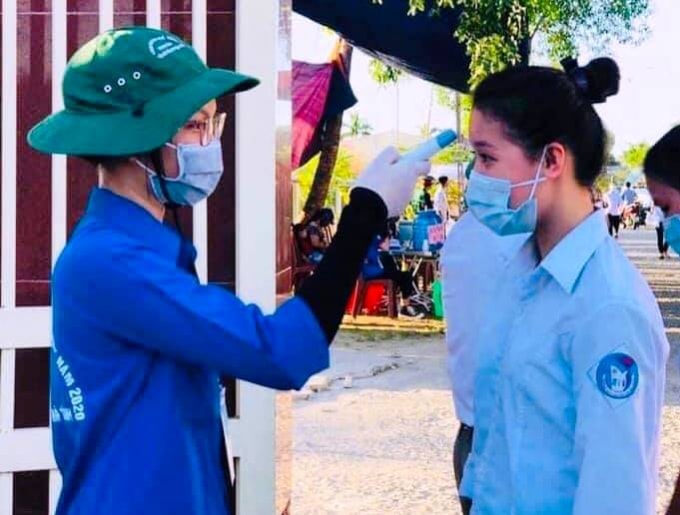 Thanh niên tình nguyện hỗ trợ kiểm tra thân nhiệt cho thí sinh tại điểm thi ở Hà Tĩnh