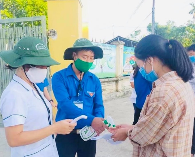 Đội Thanh niên tình nguyện hỗ trợ thí sinh rửa tay sát khuẩn trước khi vào phòng thi