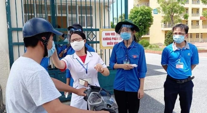 Đo thân nhiệt cho thí sinh tại các điểm thi.