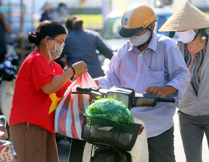 Những nỗ lực của ác tiểu thương truyền cảm hứng cho toàn dân chống dịch rất đáng được hoan nghênh, cổ vũ (ảnh Lê Bảo -Minh Thùy).