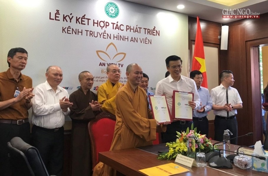 Thượng tọa Thích Đức Thiện- Phó Chủ tịch GHPGVN, Tổng Biên tập truyền hình An Viên cùng các đối tác ký kết hợp tác phát triển truyền dẫn phát sóng kênh truyền hình An Viên trên hệ thống đa nền tảng. (ảnh: giacngo.vn)