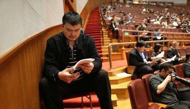 Ông phải ngồi riêng ở lối cầu thang vì không có chiếc ghế nào trong phòng họp vừa với hình thể. Ảnh: internet.