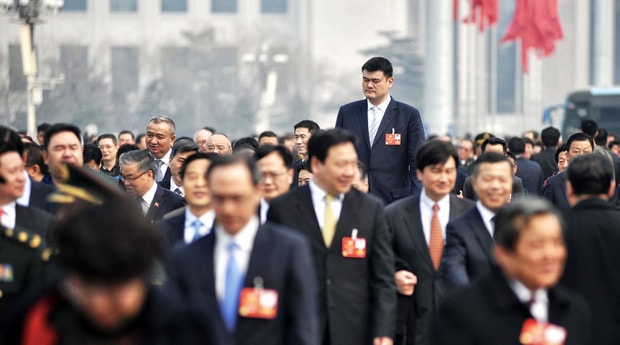 Huyền thoại bóng rổ Yao Ming như người khổng lồ khi đi họp. Ảnh: internet.