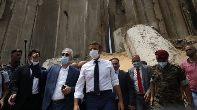 Tổng thống Pháp Emmanuel Macron tới thăm Beirut sau vụ nổ. Ảnh: AJ
