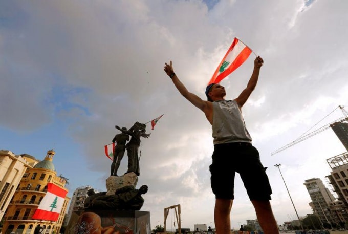 Một người biểu tình ở Beirut hôm 8/8. Ảnh: Reuters