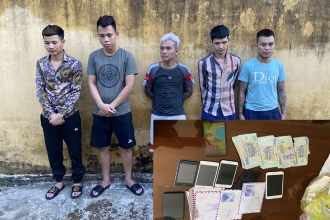 Các đối tượng và tang vật thu giữ tại cơ quan Công an