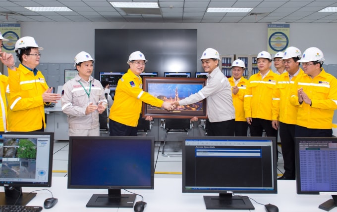 PVCFC tặng ảnh lưu niệm cho đồng chí Trần Quốc Vượng