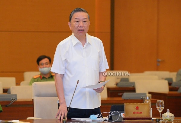 Bộ trưởng Bộ Công an Tô Lâm tán thành quan điểm bỏ điều kiện đăng ký thường trú áp dụng riêng đối với thành phố trực thuộc trung ương. Ảnh: quochoi.vn