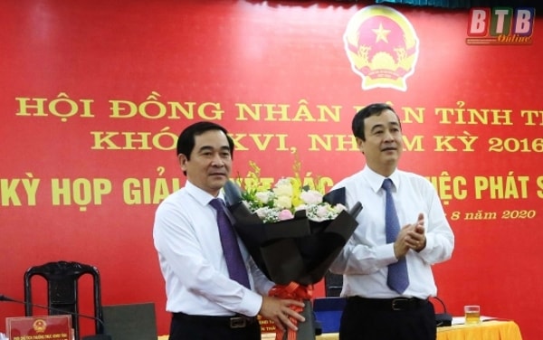 Ông Ngô Đông Hải, Ủy viên dự khuyết Trung ương Đảng, Bí thư Tỉnh ủy Thái Bìnhchúc mừng ông Nguyễn Tiến Thành được bầu giữ chức Chủ tịch HĐND tỉnh Thái Bình
