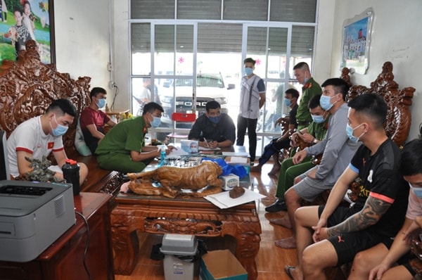 Công an Hải Dương khám xét một điểm đánh đánh bạc do Nguyễn Quang Vinh cầm đầu