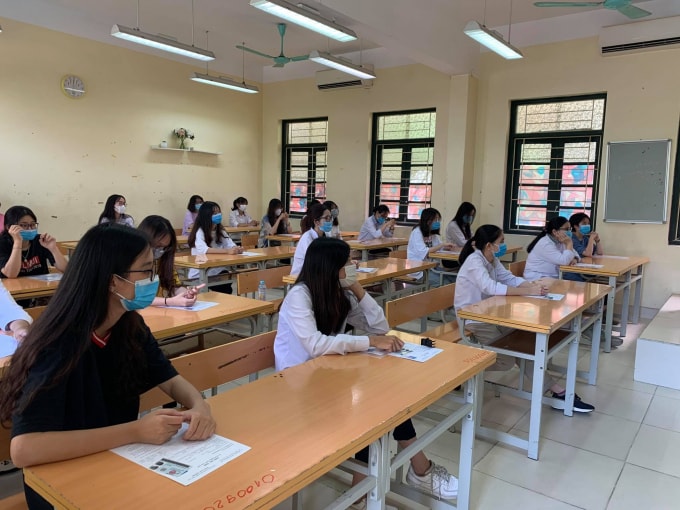 Học sinh nắm kiến thức cơ bản dễ dàng đạt điểm 5 - 6 ở môn thi Hóa Học (ảnh Trinh Phúc).