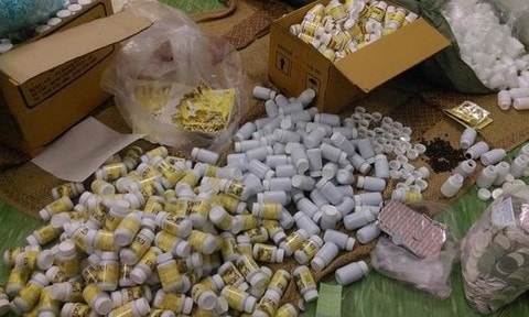 Hàng loạt lọ thuốc giải rượu giả được cơ quan chức năng tịch thu.
