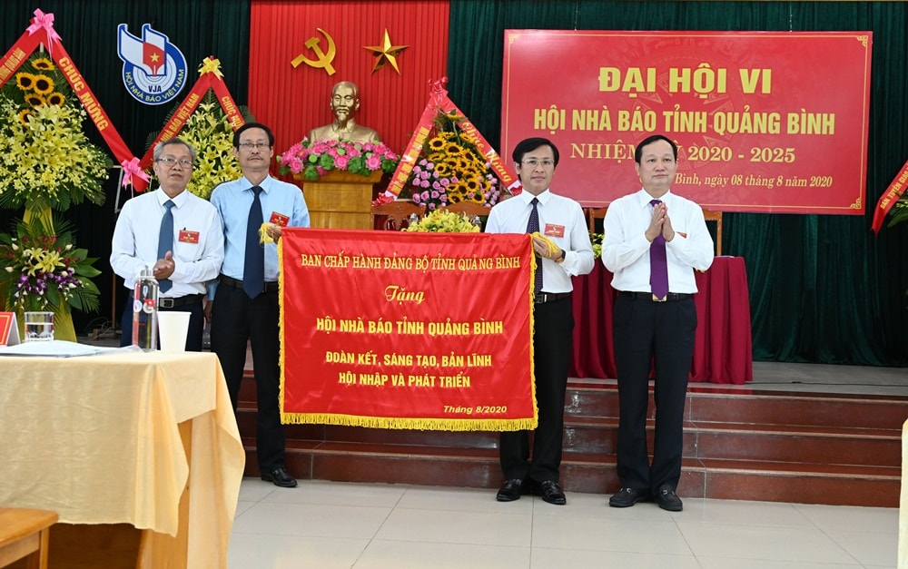 Thay mặt Tỉnh ủy, lãnh đạo Ủy ban Kiểm tra Tỉnh ủy trao tặng đại hội bức trướng mang dòng chữ:“Hội Nhà báo tỉnh Quảng Bình: Đoàn kết, sáng tạo, bản lĩnh, hội nhập và phát triển”.