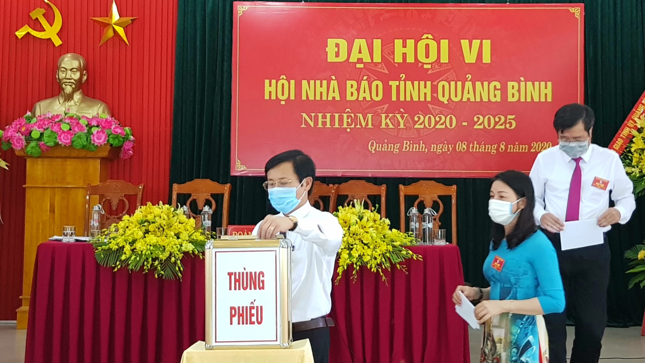 Các đại biểu bỏ phiếu bầu Ban chấp hành Hội Nhà báo tỉnh khóa VI.