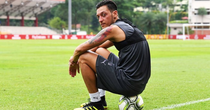 Ban lãnh đạo Arsenal đã tính đến chuyện đàm phán để sớm chấm dứt hợp đồng với Mesut Ozil. Ảnh: Getty