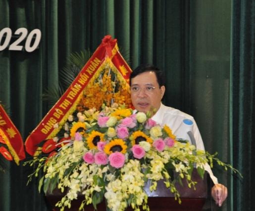 Ông Lại Thế Nguyên, Trưởng ban Tổ chức Tỉnh ủy Thanh Hóa công bố Quyết định chỉ định bà Hà Thị Hương giữ chức Bí thư Huyện ủy Quan Hóa ngay tại phiên bế mạc đại hội.