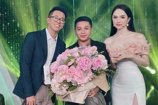 Quản lý của Hương Giang (đứng giữa) chụp ảnh cùng nữ ca sĩ và bạn trai Matt Liu.