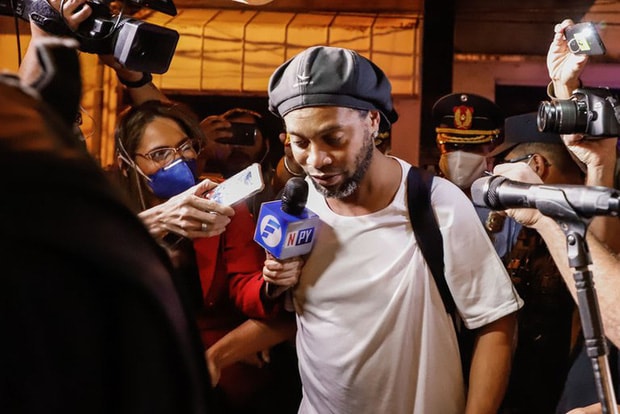 Hình ảnh Ronaldinho thời điểm được cho ra tù, đưa tới khách sạn quản thúc. Ảnh: internet.