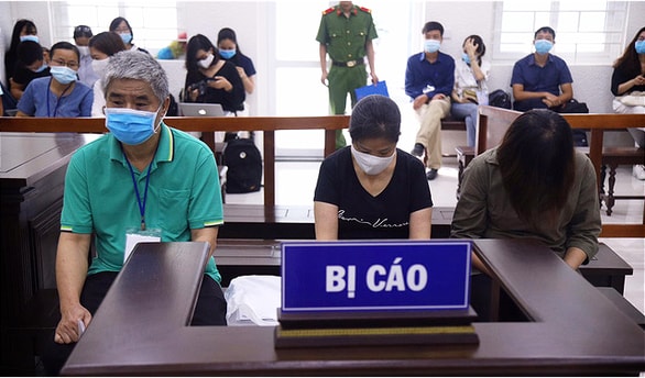Ba bị cáo Nguyễn Bích Quy, Doãn Quý Phiến và Nguyễn Thị Thủy tại phiên tòa sáng 11/8. Ảnh: internet.